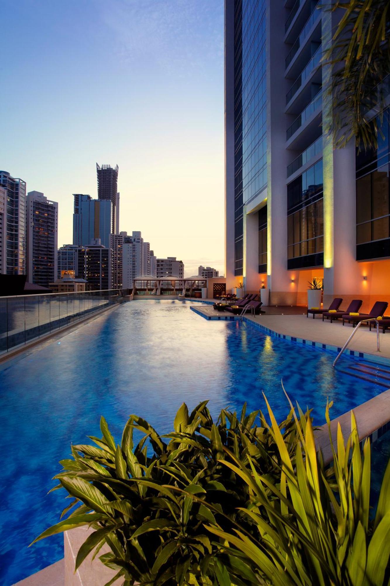 Megapolis Hotel Panama Ngoại thất bức ảnh The pool at the hotel