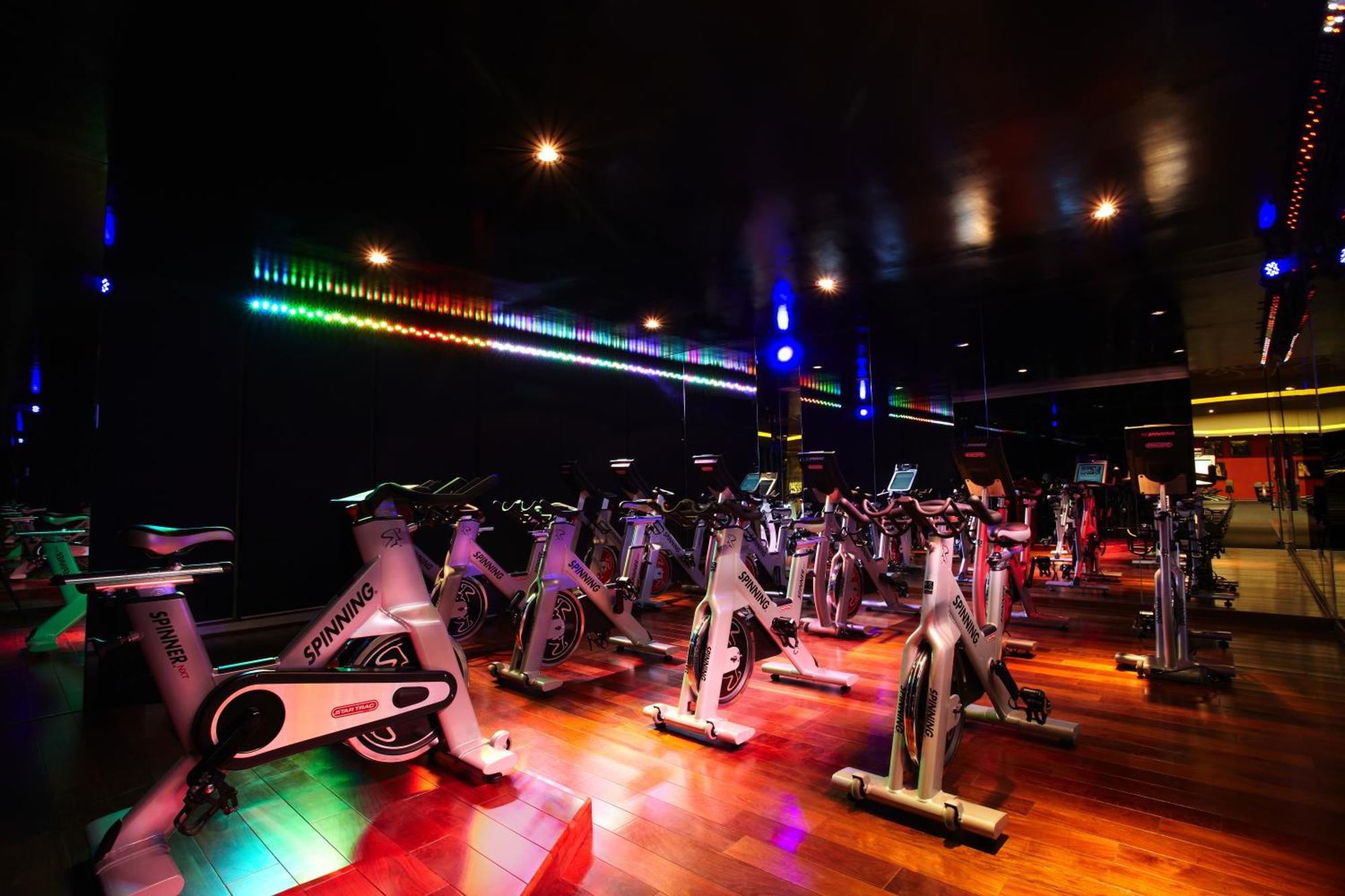 Megapolis Hotel Panama Ngoại thất bức ảnh A spinning class at a gym