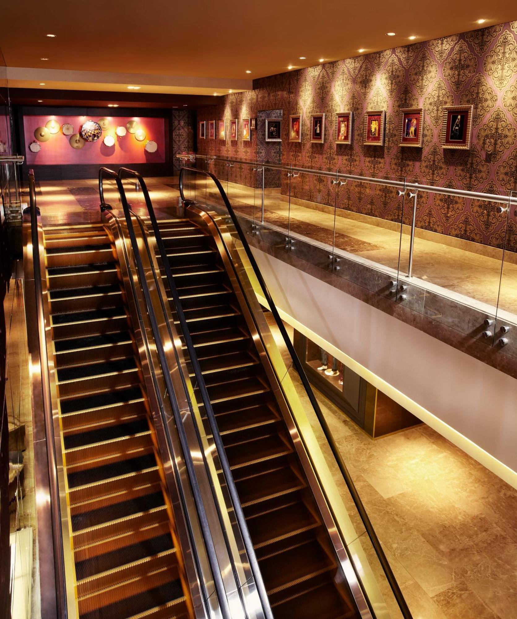 Megapolis Hotel Panama Ngoại thất bức ảnh Escalator at the entrance of the hotel