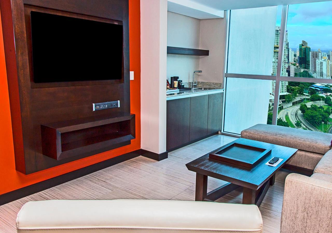 Megapolis Hotel Panama Ngoại thất bức ảnh A living room with a wet bar