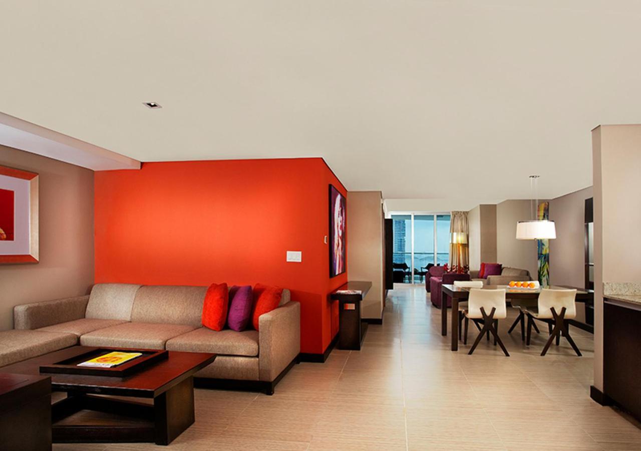 Megapolis Hotel Panama Ngoại thất bức ảnh A suite at the Renaissance Hotel in San Francisco