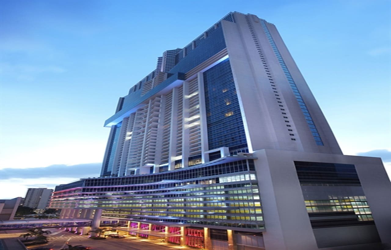 Megapolis Hotel Panama Ngoại thất bức ảnh The hotel at night